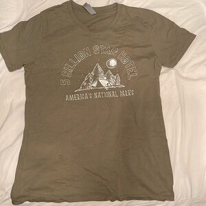 Women’s America’s National Parks tee ‘5 billion star hotel’ olive green STAIN Lg